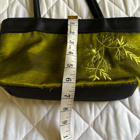 Beautiful hand-embroidered handbag in rich green color - Picture 10 of 16